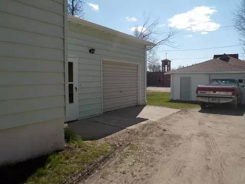 512 Walnut St, Turtle Lake, ND 58575 photo 3