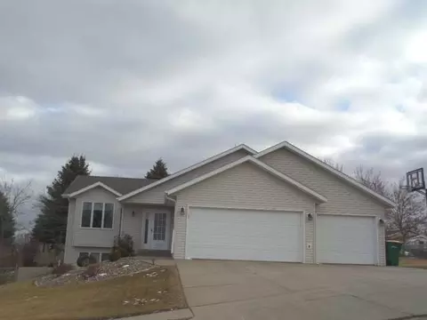 905 Alberta Ave, Bismarck, ND 58503 photo 1