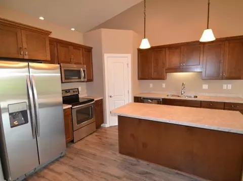 709 Bremner Ave, Bismarck, ND 58503 photo 2