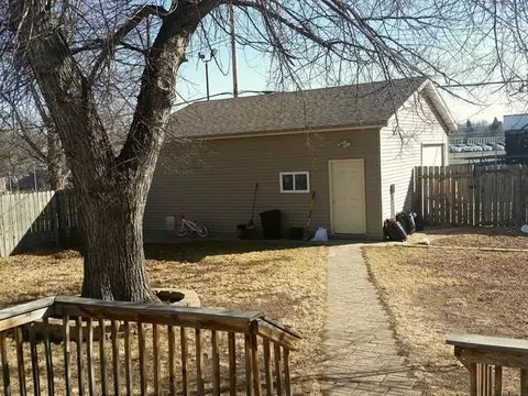 433 Sunset Pl, Bismarck, ND 58504 photo 2