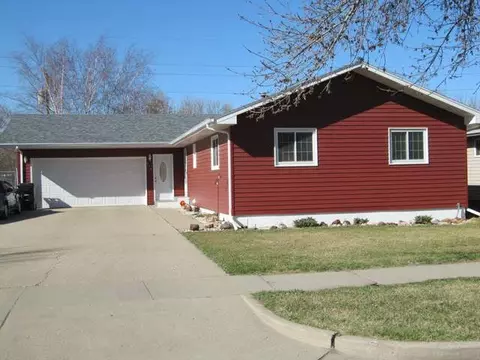 616 Garden Dr, Bismarck, ND 58504 photo 1