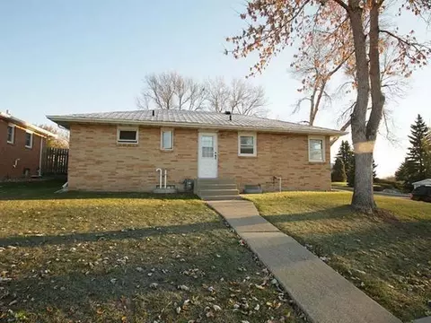704 Terry Pl NW, Mandan, ND 58554 photo 1