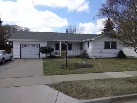 229 Kavaney Dr E, Bismarck, ND 58501 photo 1