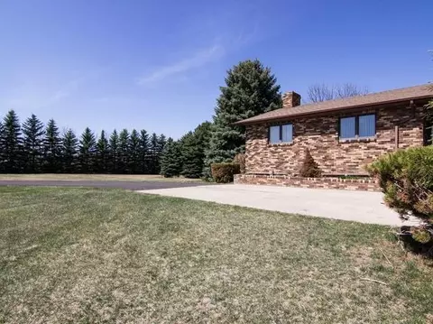 9601 Plainview Dr, Bismarck, ND 58503 photo 2