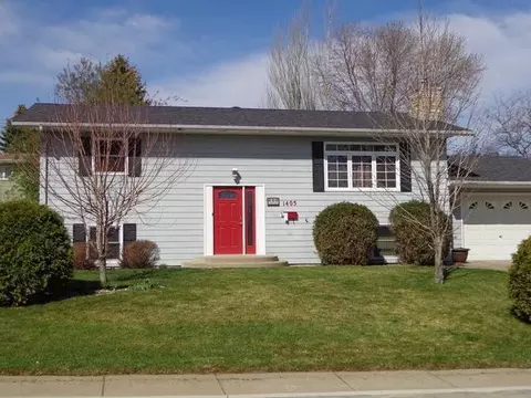 1405 4th Ave NW, Mandan, ND 58554 photo 1