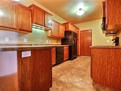 1162 Santa Fe Ave, Bismarck, ND 58504 photo 3