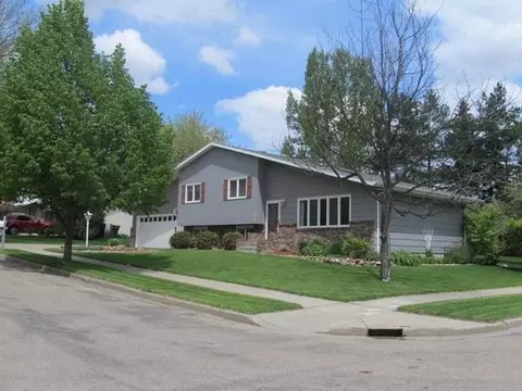 156 Redstone Dr, Bismarck, ND 58503 photo 2