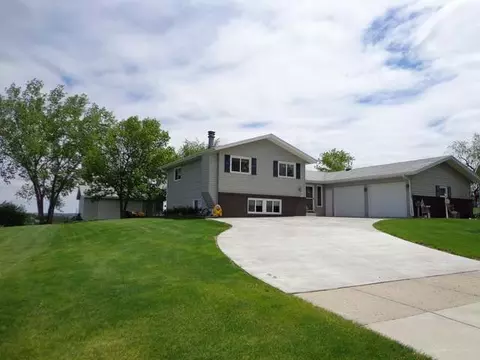 900 Bryan Trl NW, Mandan, ND 58554 photo 1
