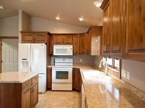 1027 Canada Ave, Bismarck, ND 58503 photo 7