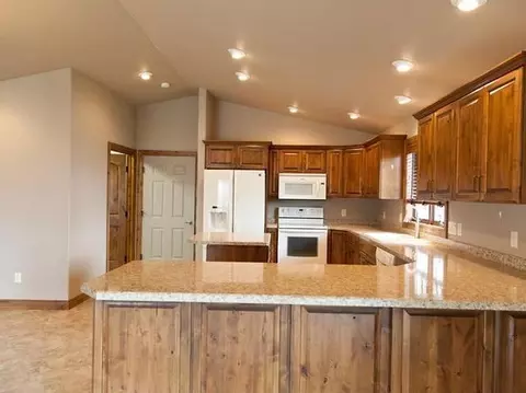 1027 Canada Ave, Bismarck, ND 58503 photo 9