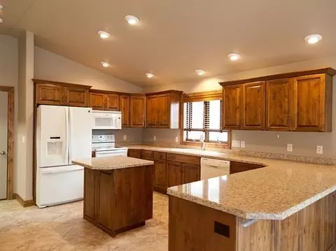 1027 Canada Ave, Bismarck, ND 58503 photo 8
