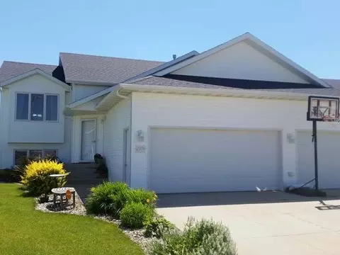2804 Plainview Dr SE, Mandan, ND 58554 photo 2