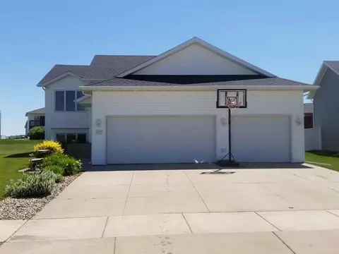 2804 Plainview Dr SE, Mandan, ND 58554 photo 1