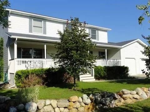5336 Walker Dr, Bismarck, ND 58504 photo 2
