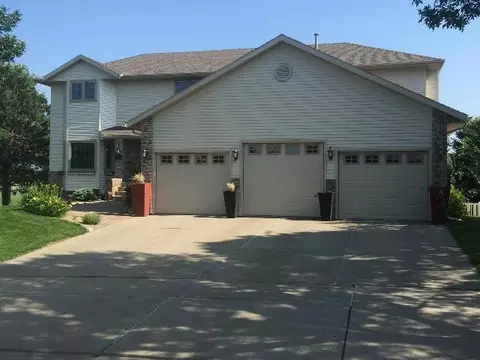 701 Juniper Dr, Bismarck, ND 58503 photo 2