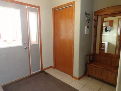 5512 Walker Dr, Bismarck, ND 58504 photo 2