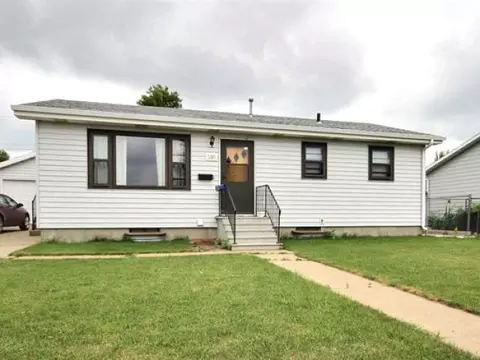 205 12 St NW, Mandan, ND 58554 photo 1