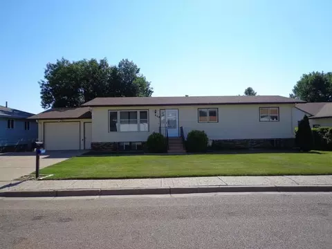 808 Johns Dr NE, Mandan, ND 58554 photo 1