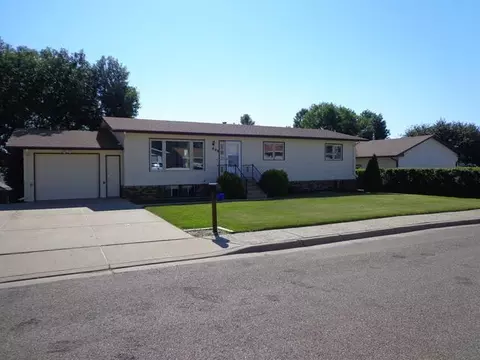 808 Johns Dr NE, Mandan, ND 58554 photo 2