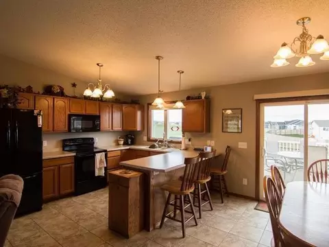 3519 Roosevelt Dr, Bismarck, ND 58503 photo 4