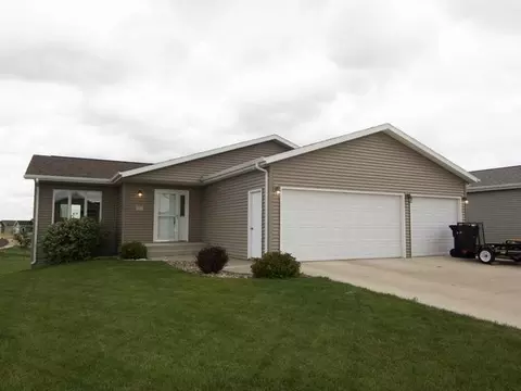 3519 Roosevelt Dr, Bismarck, ND 58503 photo 1