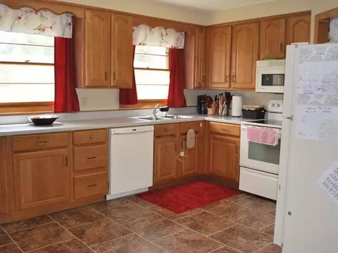 1037 Riverview Ave, Bismarck, ND 58504 photo 2