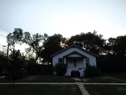 303 9 Ave SW, Mandan, ND 58554 photo 3
