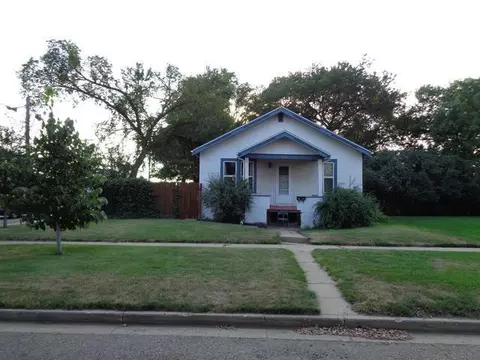 303 9 Ave SW, Mandan, ND 58554 photo 2