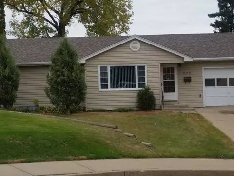 720 Custer Dr, Mandan, ND 58554 photo 2