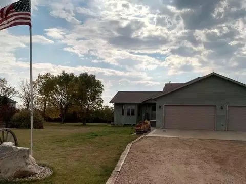 7521 Keepsake Ln, Bismarck, ND 58501 photo 2