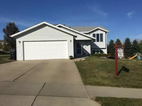 902 Mahone Ave, Bismarck, ND 58503 photo 1