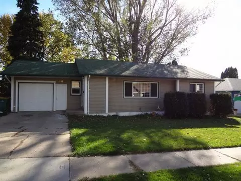 113 Owens Ave E, Bismarck, ND 58503 photo 1
