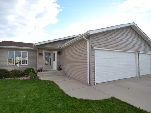 4819 Fairfax Lp, Bismarck, ND 58503 photo 1