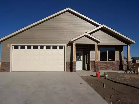 404 Cobblestone Lp, Mandan, ND 58554 photo 2