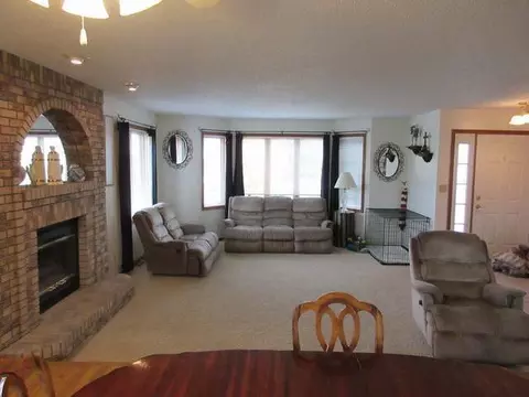 749 Juniper Dr, Bismarck, ND 58503 photo 4