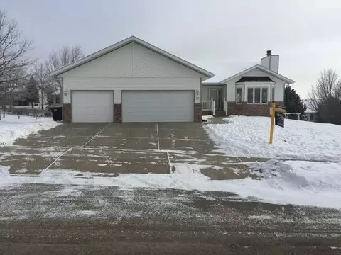 749 Juniper Dr, Bismarck, ND 58503 photo 1