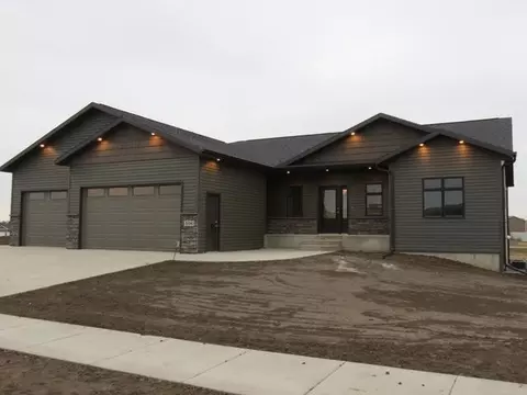 506 Cobblestone Lp, Mandan, ND 58554 photo 2