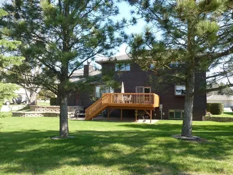111 Juniper Dr, Bismarck, ND 58503 photo 2