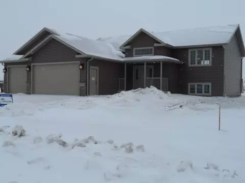 424 Lasalle Dr E, Bismarck, ND 58503 photo 1