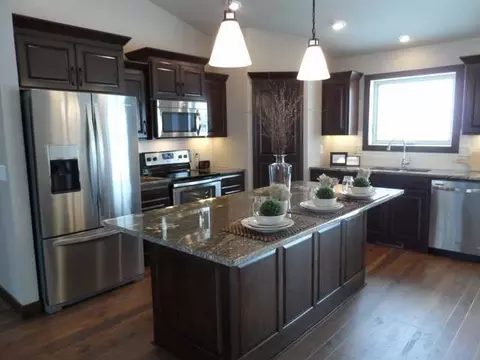 424 Lasalle Dr E, Bismarck, ND 58503 photo 2