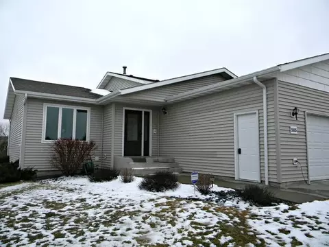 5505 Walker Dr, Bismarck, ND 58504 photo 2