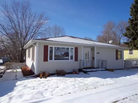 907 4 Ave NW, Mandan, ND 58554 photo 1