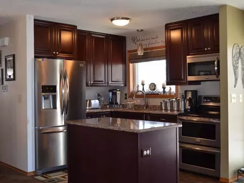 1125 Chestnut Ln, Beulah, ND 58523 photo 2