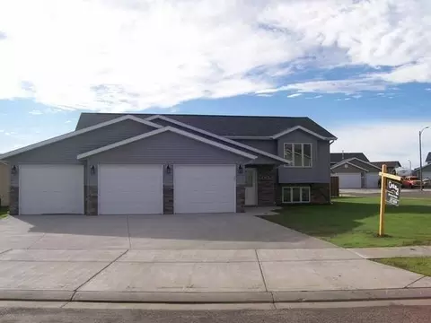 1025 Calvert Ci, Bismarck, ND 58503 photo 2