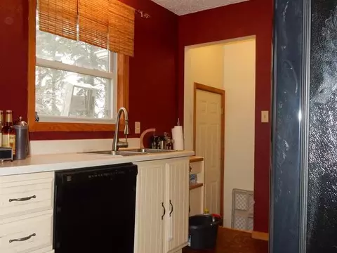 910 Crescent, Bismarck, ND 58501 photo 3