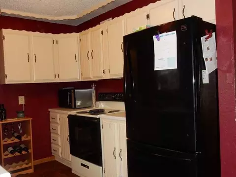 910 Crescent, Bismarck, ND 58501 photo 2