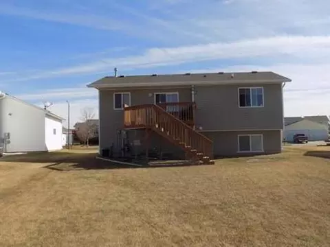 3005 Plainview Dr SE, Mandan, ND 58554 photo 2