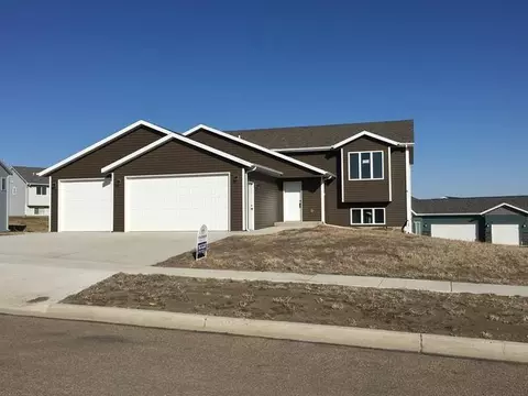 5501 Normandy Dr, Bismarck, ND 58503 photo 1