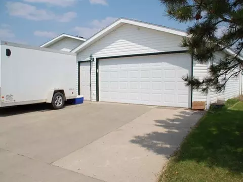 4505 Camden Lp, Bismarck, ND 58503 photo 2