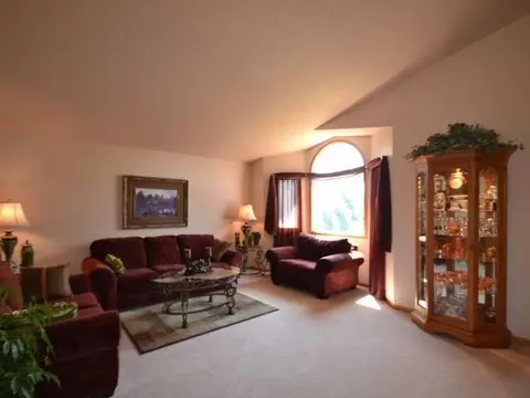 4702 Pintail Loop SE, Mandan, ND 58554 photo 2